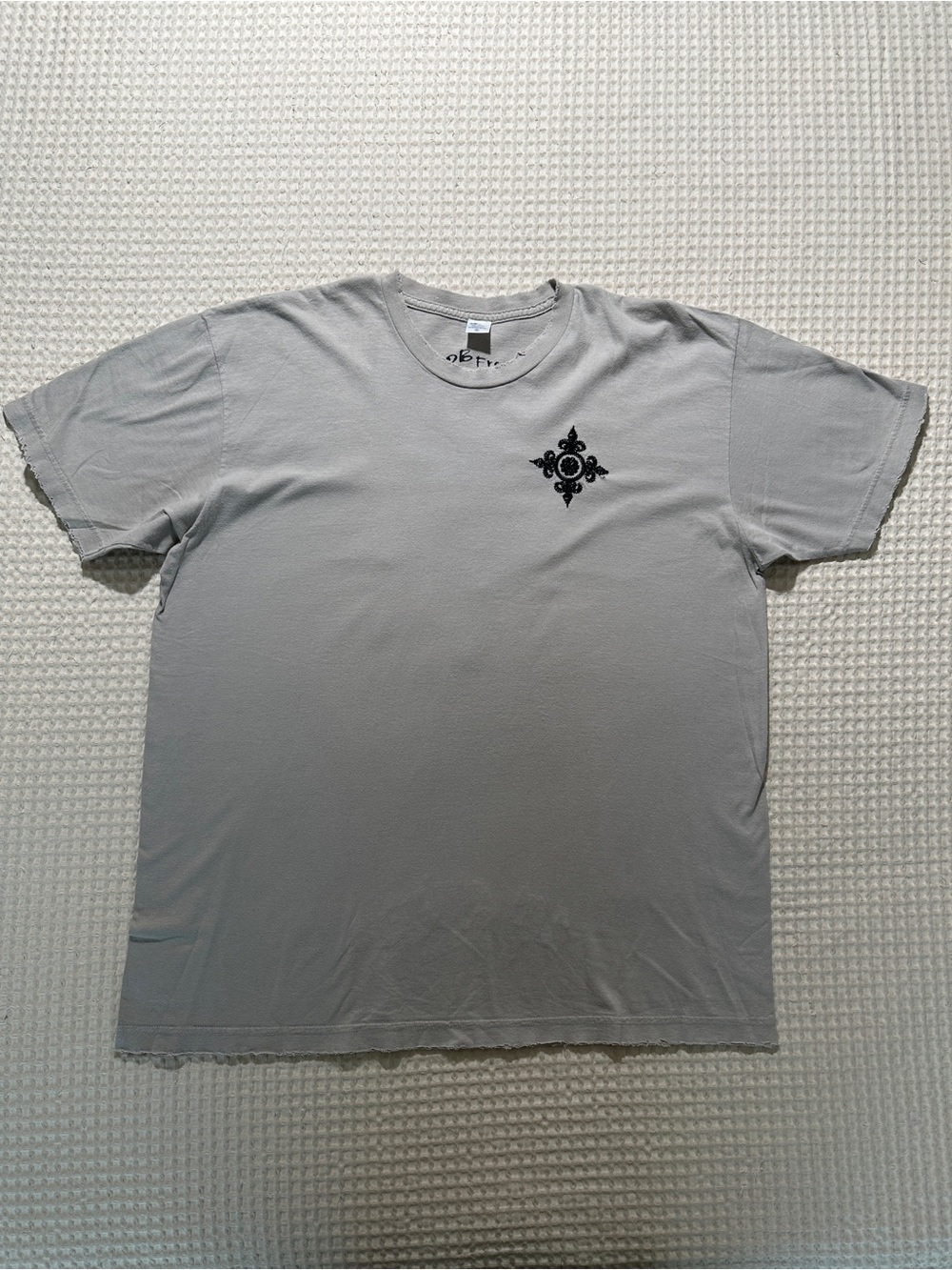 2B Free Embroidered Flor De Lis Floral Cross Men’s Sz XL Tan T Shirt